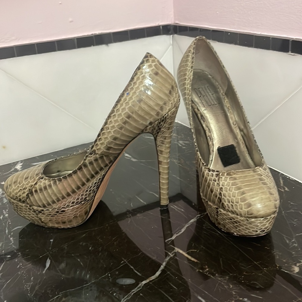 Pelle Moda heels size 6M Snake pattern. Platform at toe 1 in heel height is 5 in